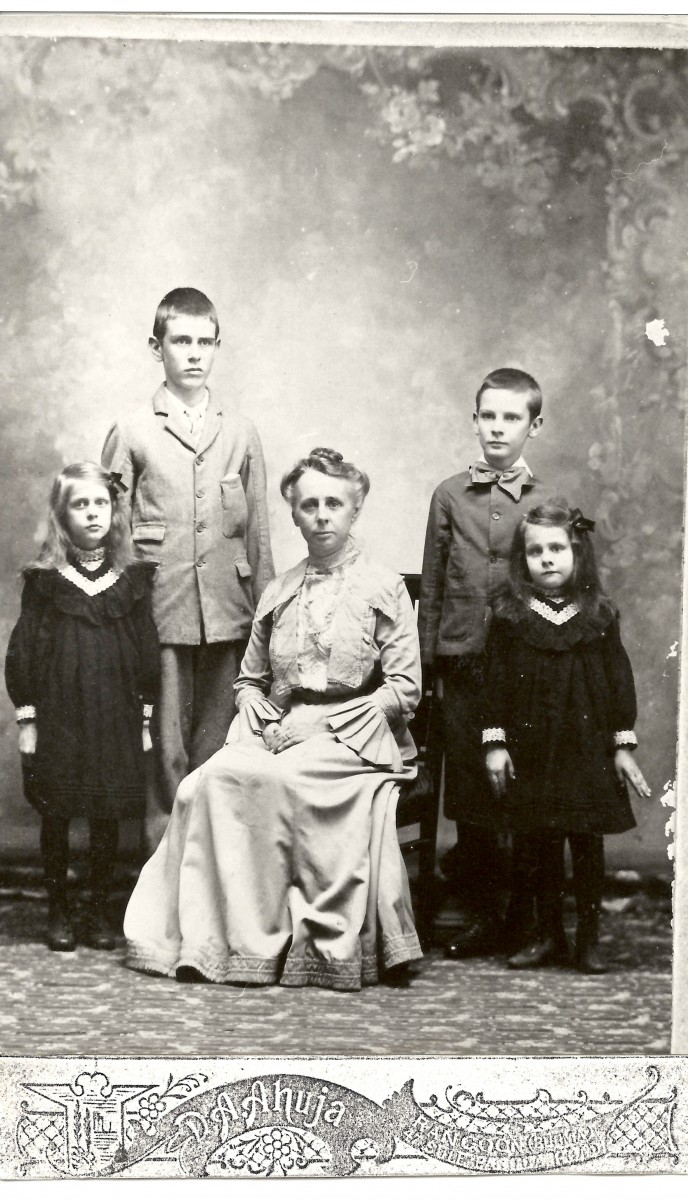 Howard Family 1906 Chasing Chinthes
